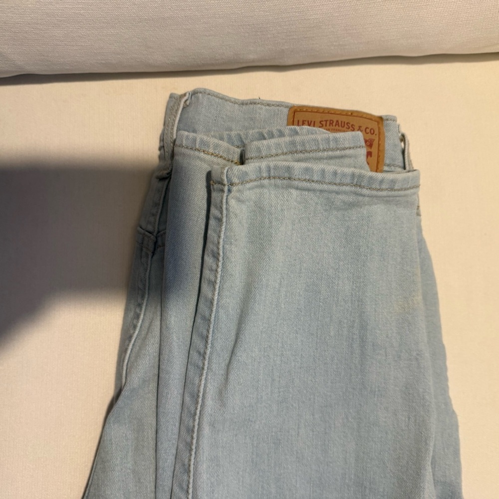 Levi's Light Wash Tapered Jeans - Picture 5 of 5